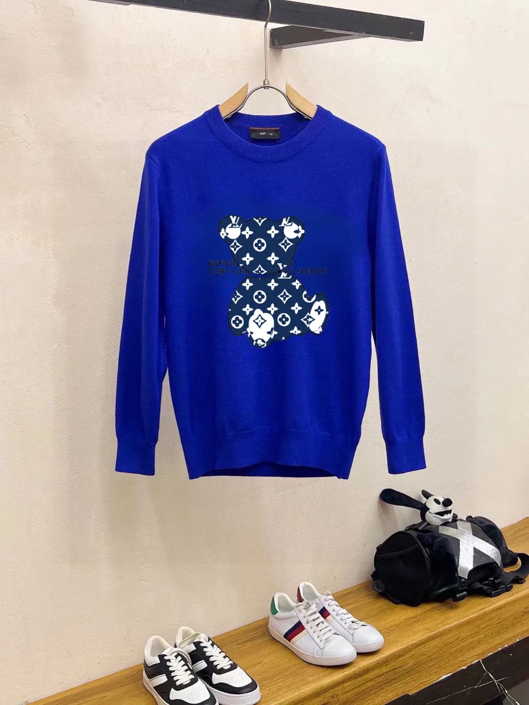 🅿️240 【LV Louis Vuitton】Autumn and winter classic round neck pullover sweater, in full condition! ! ! Wool blended fabric, the latest model in 2025, golden ratio! ! Slim-fitting soft gold, versatile and practical item, the combination and practicality are extremely powerful, simple and elegant, and classy! To create your own style, it is highly recommended to buy it in two colors. The standard slim fit tailoring process is suitable for both young and old men. It is knitted from wool and will not cause any discomfort! While keeping warm, it is stylish, textured and wearable, and the classic logo with contrasting colors on the chest feels in place! ! Recommended for regular customers! ! Size M-3XL (maximum wear: 190 pounds)